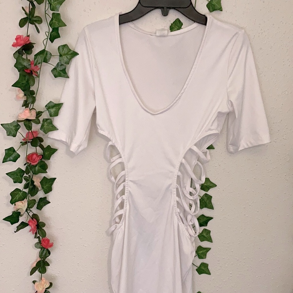 Medium fitted open dress